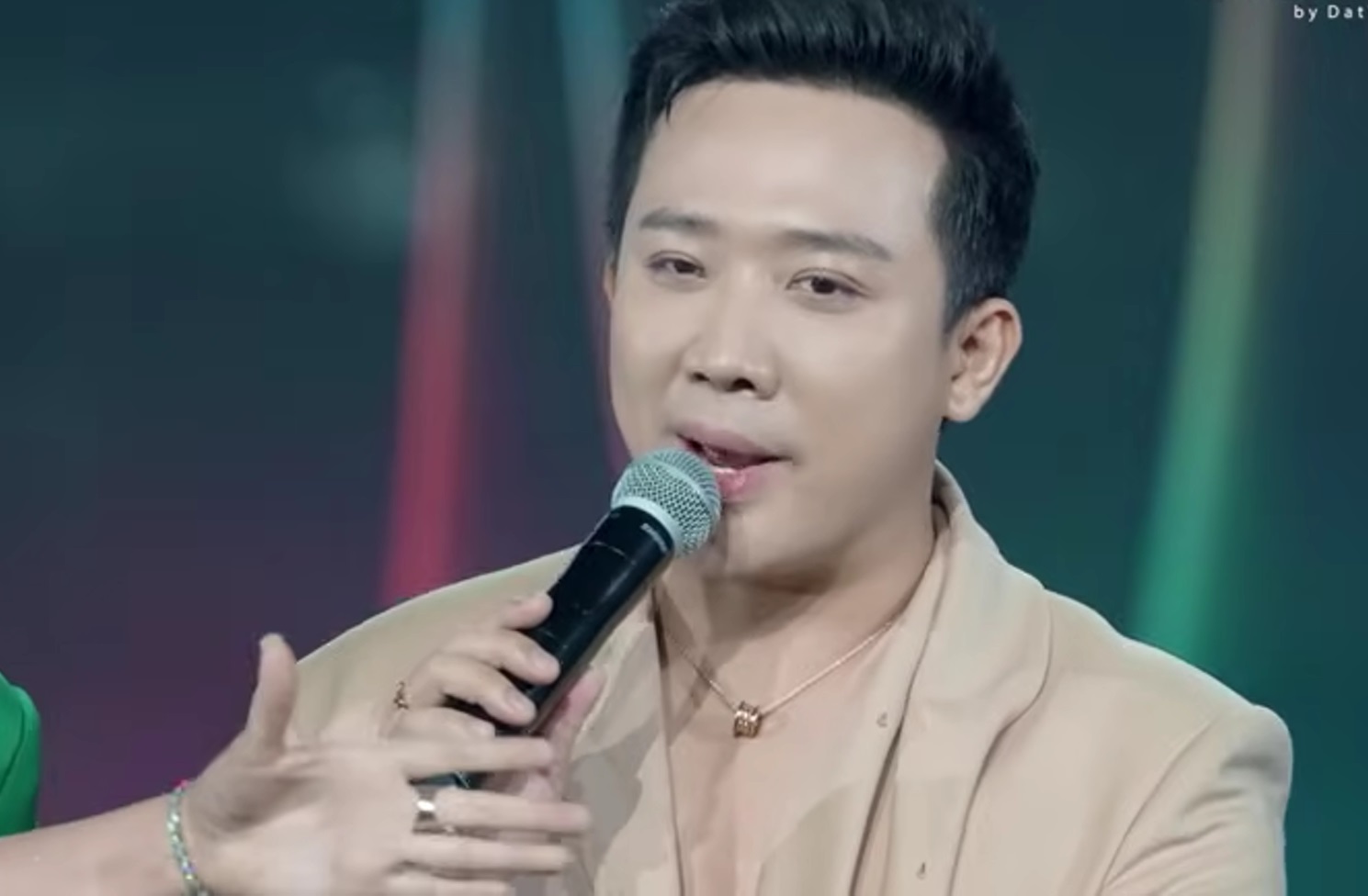 Thấy đàn em có hành xử không đúng, Trấn Thành liền lên tiếng nhắc nhở: “Chúng ta là nghệ sĩ, không nên chợ búa”