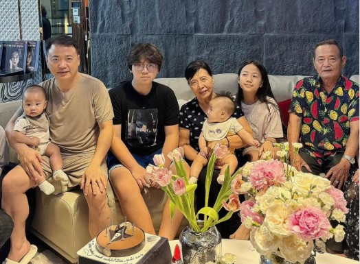 Bị nhiều người nói có mới nới cũ, Shark Bình đưa hẳn con trai riêng về nhà Phương Oanh tổ chức sinh nhật, thái độ của mẹ kế Phương Oanh làm ai cũng nể: Gia đình hạnh phúc thế này khiến nhiều kẻ cay lắm