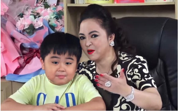 Bà Phương Hằng vẻ mặt ốm yếu xuất hiện cùng con zai, làm rõ tin đồn nhập kho lần 2