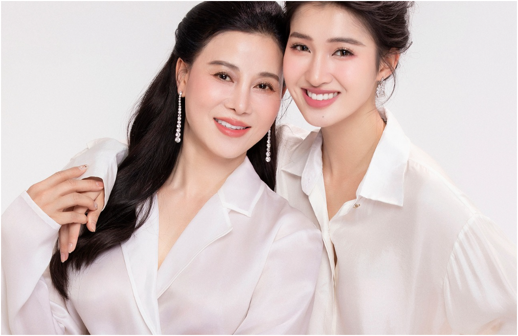 Soi ảnh cận nhan sắc của mẹ Phương Nhi khiến nhiều người nhầm là diễn viên điện ảnh, hóa ra Á hậu được thừa hưởng visual “đỉ.nh nóc” từ đây!