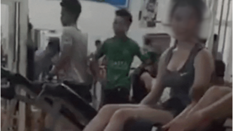 Lại nữa rồi: Không chỉ bị s.oi hình ảnh ở quán bar, giờ CTH lại toát mồ hôi, th.ở d.ố.c , m.ệt lử ở phòng k.í.n