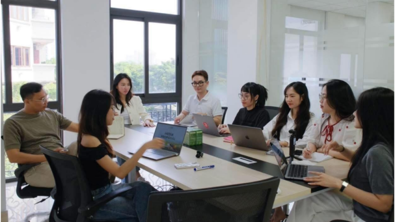 Sau khi bị tạm hoãn xuất cảnh, Hoa hậu Thùy Tiên còn bị khui hình ảnh ngồi ở vị trung tâm trong cuộc họp về kẹo rau củ KERA, thậm chí cô còn nói đây là ‘đứa con tinh thần’ của mình: Lần này chạy đâu cho hết nắng chị ơi