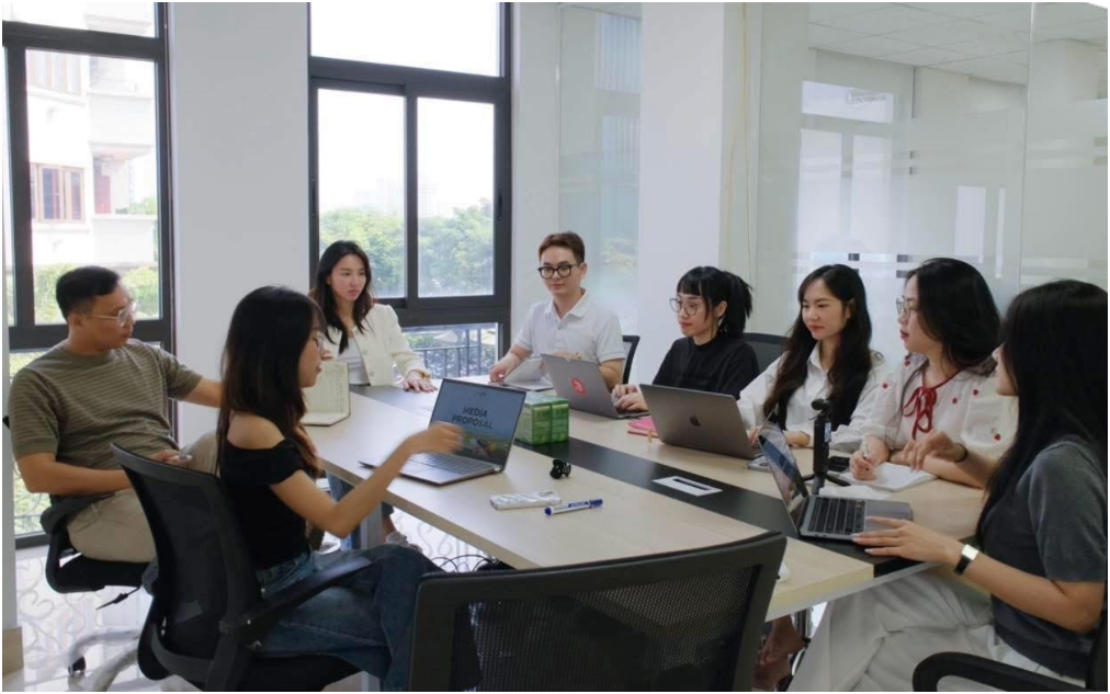 Sau khi bị tạm hoãn xuất cảnh, Hoa hậu Thùy Tiên còn bị khui hình ảnh ngồi ở vị trung tâm trong cuộc họp về kẹo rau củ KERA, thậm chí cô còn nói đây là ‘đứa con tinh thần’ của mình: Lần này chạy đâu cho hết nắng chị ơi