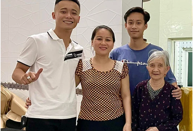 Hơn 1 tuần con trai bị b.ắ.t, mẹ ruột Quang Linh g.ào thét, bạn thân hé lộ tình cảnh gia đình hiện tại khiến ai cũng xót xa: ‘Con tôi ở nhà ngoan hiền lắm, th.ằ.ng bé chưa bao giờ dám gi.ế.t 1 con kiến’