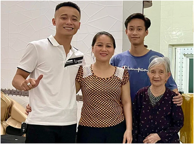 Hơn 1 tuần con trai bị b.ắ.t, mẹ ruột Quang Linh g.ào thét, bạn thân hé lộ tình cảnh gia đình hiện tại khiến ai cũng xót xa: ‘Con tôi ở nhà ngoan hiền lắm, th.ằ.ng bé chưa bao giờ dám gi.ế.t 1 con kiến’