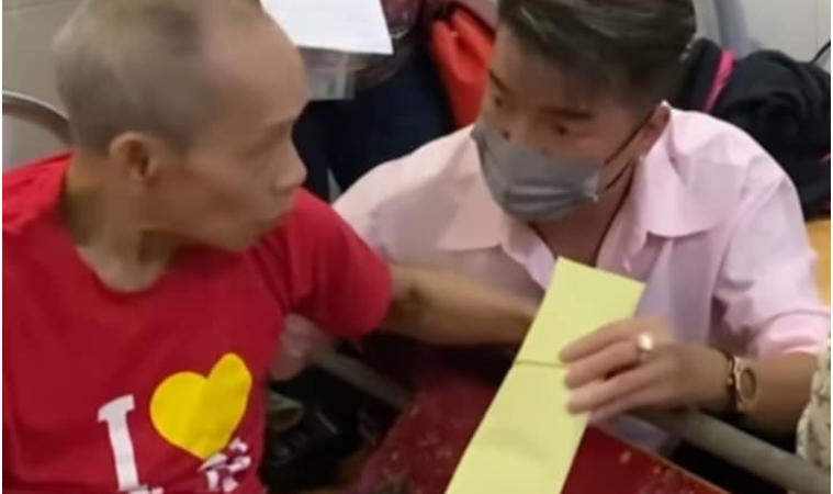 Sau mọi ồn ào, cả nước nể phục khi Đàm Vĩnh Hưng mang đống ti.ề.n tới hỗ trợ bạn diễn của NSƯT Hoài Linh bị li.ệ.t 2 chân, sống neo đơn: Dù anh đang vướng vụ kiện nghìn tỷ nhưng vẫn đi giúp đỡ người khó khăn