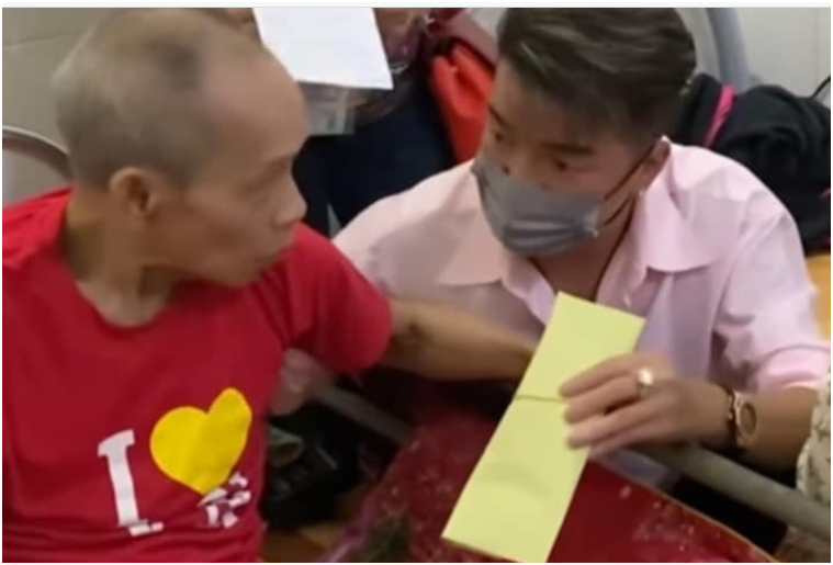 Sau mọi ồn ào, cả nước nể phục khi Đàm Vĩnh Hưng mang đống ti.ề.n tới hỗ trợ bạn diễn của NSƯT Hoài Linh bị li.ệ.t 2 chân, sống neo đơn: Dù anh đang vướng vụ kiện nghìn tỷ nhưng vẫn đi giúp đỡ người khó khăn