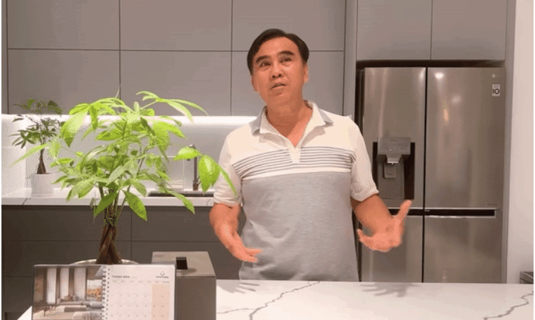 Tổ ấm đơn sơ của MC Quyền Linh: Căn biệt thự trăm tỷ trong khu giàu có bậc nhất giữa lòng TP.HCM, có sân vườn cây cối nhìn mà mê, như này ăn 10 đời không hết
