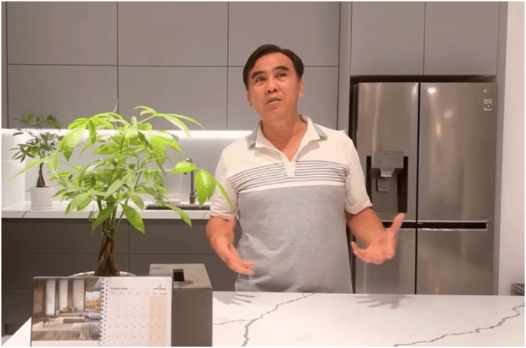 Tổ ấm đơn sơ của MC Quyền Linh: Căn biệt thự trăm tỷ trong khu giàu có bậc nhất giữa lòng TP.HCM, có sân vườn cây cối nhìn mà mê, như này ăn 10 đời không hết