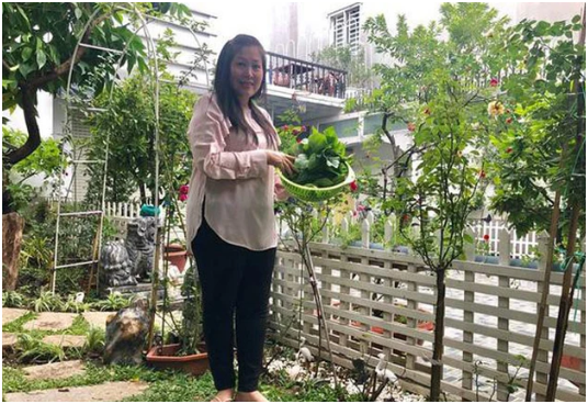 Nghệ sĩ Hồng Vân ở trong 2 ngôi biệt thự rộng cả nghìn mét vuông, dân tình thắc mắc sao nhiều ti.ền thế, giờ thì đã rõ câu trả lời: Quảng cáo quá bất chấp