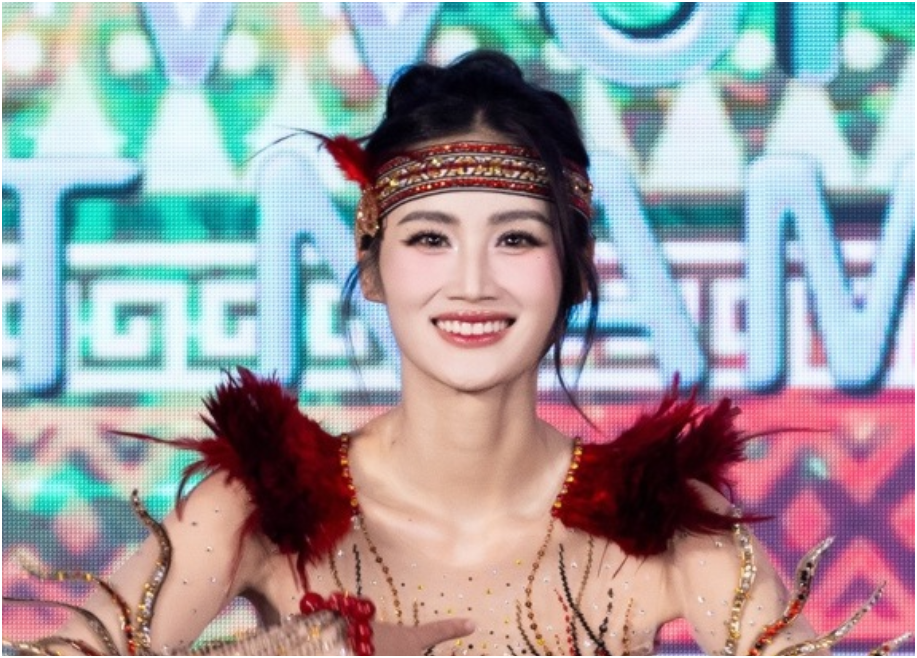 Hoa hậu Ý Nhi khiến khán giả phát ngượng khi trình diễn tiết mục nhảy mà cô sẽ đem tới Miss World; Làm ơn đừng làm m.ất mặt người dân Việt Nam, như con rối ấy