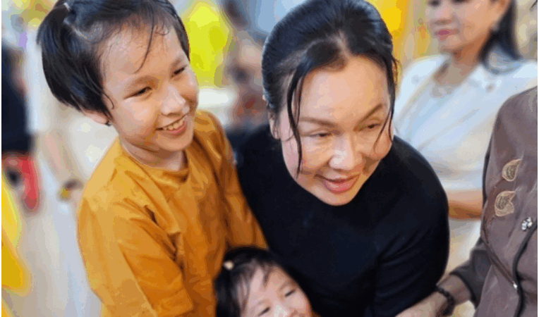 Vợ Quý Bình nói s.u.y s.ụ.p và thấy trống vắng trong 49 ngày chồng qua đời, nhưng CĐM lại ghi được hành động chị thẳng tay tháo kh.ăn t.ang để làm một việc gây tranh cãi giữa chốn đông người