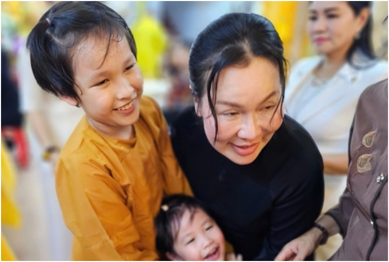 Vợ Quý Bình nói s.u.y s.ụ.p và thấy trống vắng trong 49 ngày chồng qua đời, nhưng CĐM lại ghi được hành động chị thẳng tay tháo kh.ăn t.ang để làm một việc gây tranh cãi giữa chốn đông người