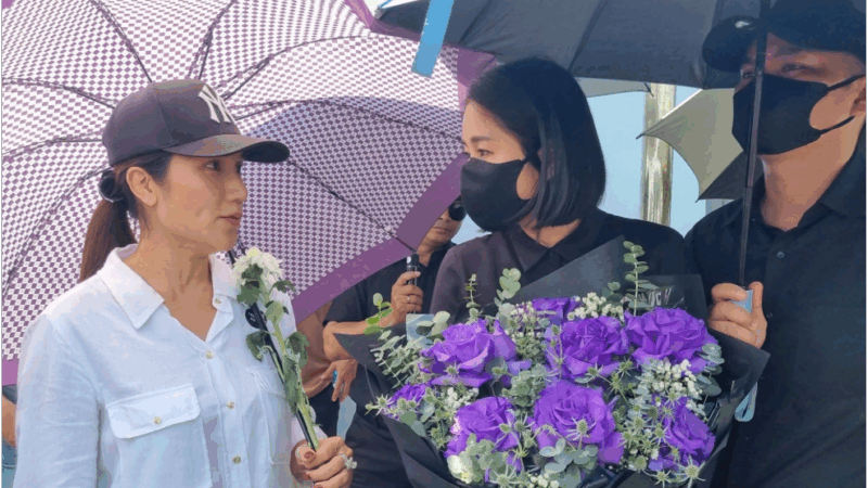 Trong khi vợ Qúy Bình và Vân Trang thoải mái cười đùa thì Lê Phương lặng người đầy trang nghiêm, đứng lặng lẽ từ xa ngắm nhìn lễ rải tr.o c.ốt của cố diễn viên xuống biển