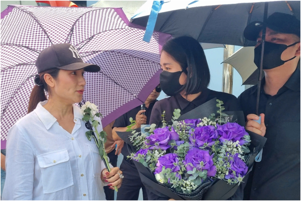 Trong khi vợ Qúy Bình và Vân Trang thoải mái cười đùa thì Lê Phương lặng người đầy trang nghiêm, đứng lặng lẽ từ xa ngắm nhìn lễ rải tr.o c.ốt của cố diễn viên xuống biển