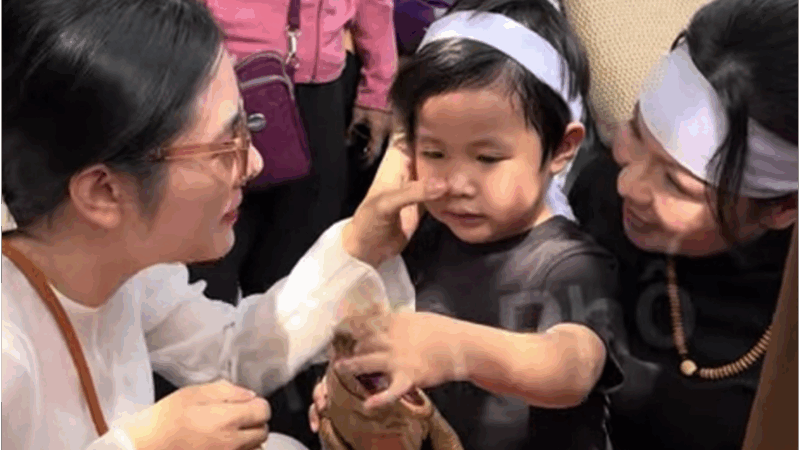 Sao nữ được con trai Quý Bình gọi là “má” xuất hiện tại lễ thủy táng, thái độ vợ cố diễn viên tiếp tục gây chú ý: Bảo sao nhiều người không ưa cô ấy thế
