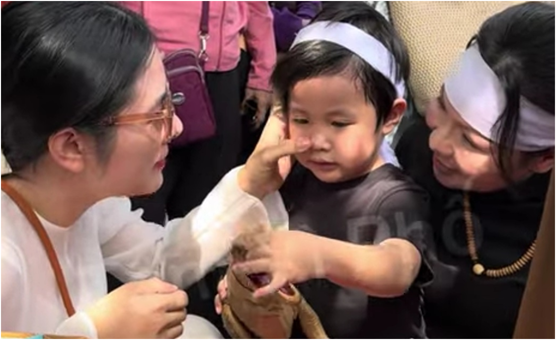 Sao nữ được con trai Quý Bình gọi là “má” xuất hiện tại lễ thủy táng, thái độ vợ cố diễn viên tiếp tục gây chú ý: Bảo sao nhiều người không ưa cô ấy thế