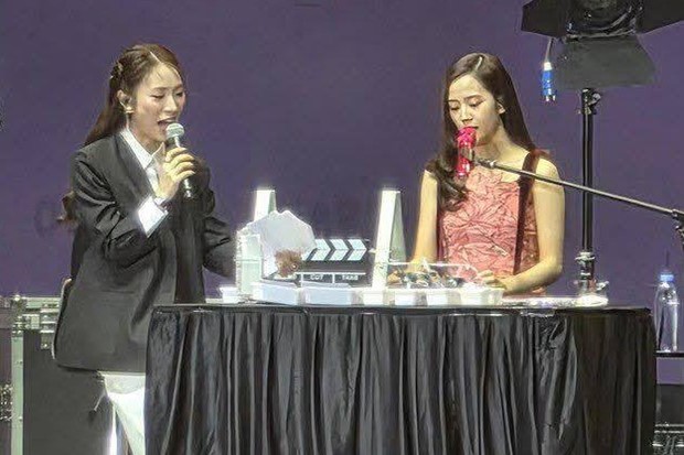 MC Khánh Vy bị ch.ử.i là b.ẩ.n t.í.nh, muốn thể hiện bản thân khi cố tình phớt lờ yêu cầu của ekip Hàn Quốc lúc dẫn fanmeeting của Jisoo: Họ liên tục yêu cầu chị ta đừng cố nói tiếng Hàn nữa, phát âm sai, nói linh tinh… nhưng Vy không chịu  nghe