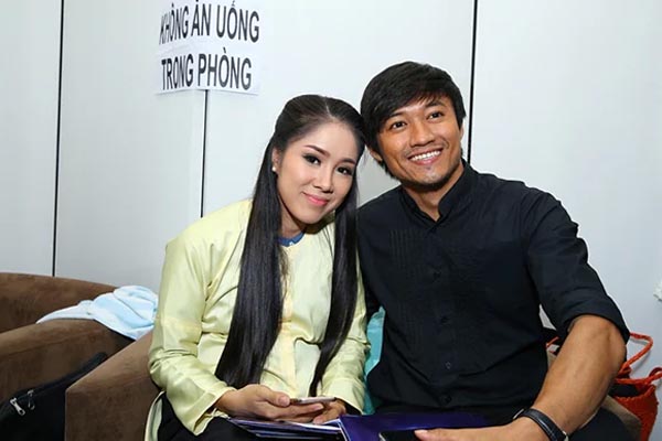 Chẳng rùm beng hay nhiệt tình trả lời truyền thông, Lê Phương không tới lễ cũng 49 ngày của Quý Bình nhưng âm thầm làm 1 việc không ngờ cho anh tại biển Cần Giờ khiến ai cũng rơi nước mắt