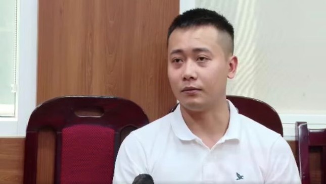 Đến giờ mọi người mới nói cho Lôi con biết việc chú Linh bị b.ắt, ngay lập tức em bật khóc nức nở, tiếc cho công sức của chú: Chú Linh vẫn ở Angola thì tốt biết mấy, ở đây ai cũng yêu chú