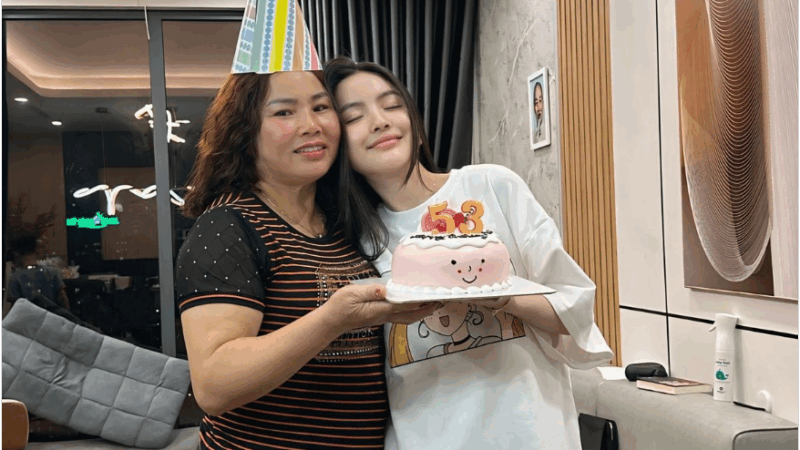 Chu Thanh Huyền từng gây s.ố.c khi hất tay mẹ đ.ẻ, nhiều người cho rằng đó là hành động vô lễ, nay vợ Quang Hải đã thay đổi khiến netizen xúc động vì dòng tin gửi mẹ