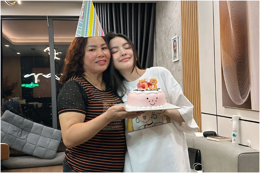 Chu Thanh Huyền từng gây s.ố.c khi hất tay mẹ đ.ẻ, nhiều người cho rằng đó là hành động vô lễ, nay vợ Quang Hải đã thay đổi khiến netizen xúc động vì dòng tin gửi mẹ