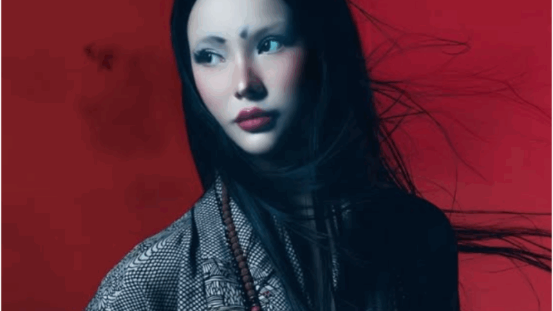 Cuối năm 2024, Lim Feng bắt đầu nghi ngờ mqh giữa W và dancer MN khi W thường xuyên ra Hà Nội. Tuy nhiên W nhiều lần phủ nhận bằng những lời lẽ ch.ê b.a.i MN: “Tại sao em phải gh.e.n với nhỏ này, giá trị em ở rất cao, em không cần bận tâm với mấy kiểu như nó”, “Anh biết nó lâu rồi cả trước em”, “Thề gu anh không phải nó, nó có xinh đâu”