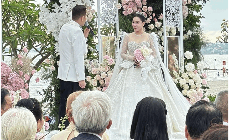 Hồ Quỳnh Hương thông báo đã có con trai 2 tuổi trong lễ cưới, chỉ 1 khoảnh khắc nhỏ lộ diện trong ngày trọng đại của bố mẹ đã toát lên mùi ‘ngậm thìa vàng’