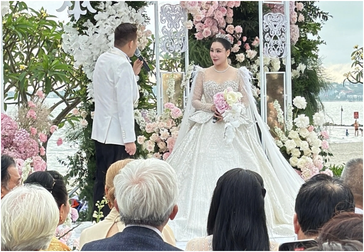 Hồ Quỳnh Hương thông báo đã có con trai 2 tuổi trong lễ cưới, chỉ 1 khoảnh khắc nhỏ lộ diện trong ngày trọng đại của bố mẹ đã toát lên mùi ‘ngậm thìa vàng’