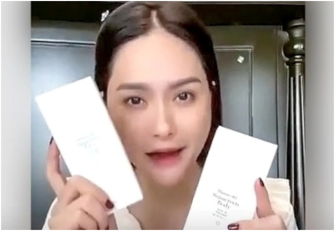 Dư luận ph.ẫn n.ộ vì thái độ gây tranh cãi của vợ chồng Đoàn Di Băng sau khi kem chống nắng bị thu hồi: Hết lần này tới lần khác vợ chồng nó khiến khách hàng chịu thi.ệ.t h.ạ.i