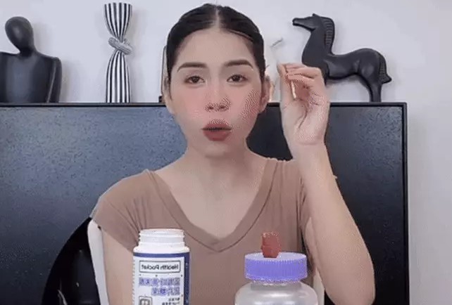 Phát ngôn “2 viên kẹo bằng 12kg việt quất” của Hằng Du Mục lại gây dậy sóng, thực chất bên Trung bán chỉ 20k, về Việt Nan phù phép lên hàng trăm ngàn đồng