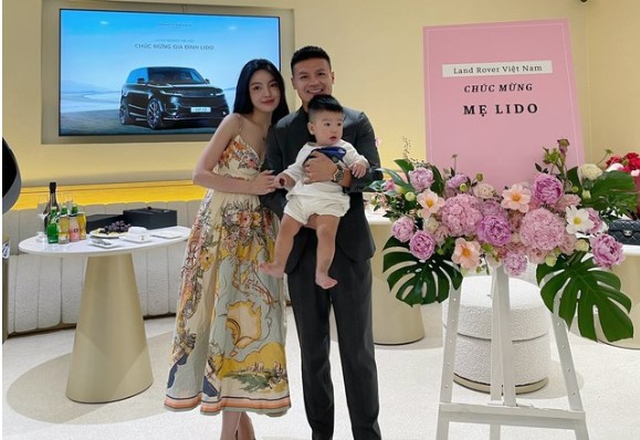 Quang Hải chơi lớn khi mua Range Rover hàng chục tỷ tặng Chu Thanh Huyền giữa ồn ào của vợ: ‘Dù ai nói gì thì em vẫn là vợ của anh, chăm sóc các con cùng gia đình ngày đêm’