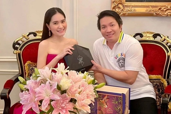Chiêu trò của hai vợ chồng Đoàn Di Băng và Nguyễn Quốc Vũ: Liên tục xây dựng hình ảnh giàu sang trên mạng xã hội, đi từ thiện các kiểu, từ đó quảng cáo và bán chạy hàng loạt sản phẩm gắn liền với sắc đẹp và sức khỏe của phụ nữ