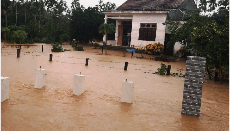 Mưa lớn cùng với thủy điện xả lũ, cả ngôi làng ở Quảng Nam bị cô lập