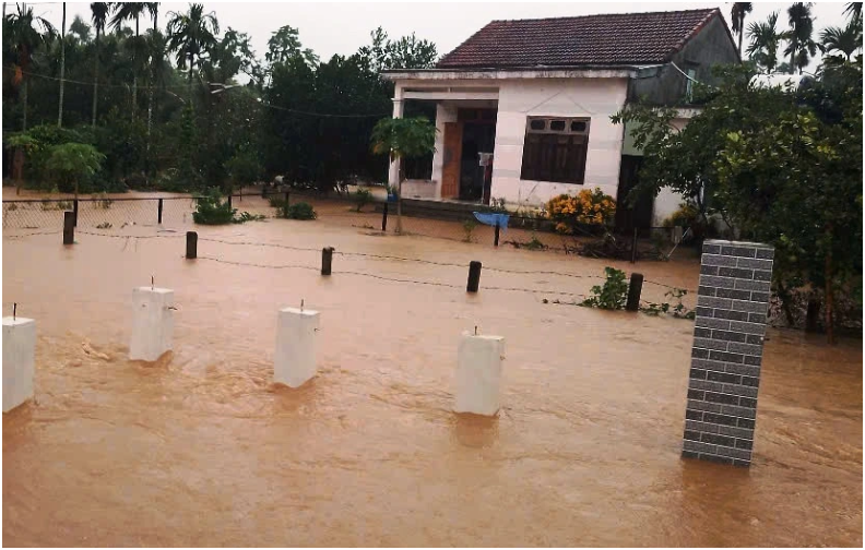 Mưa lớn cùng với thủy điện xả lũ, cả ngôi làng ở Quảng Nam bị cô lập