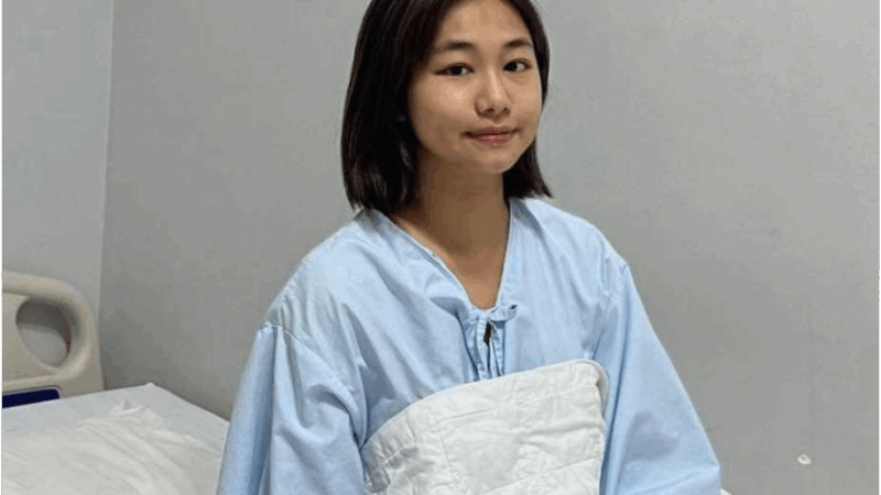 Ba của Ngân Hòa lên tiếng về việc lùm xùm kêu gọi từ thiện của con gái để ch:ữa b:ệnh: “Gia đình nghèo, một mình nó trang trải cho cả gia đình, tội nó không có tiền ch:ữa b:ệnh, bị nói như vậy tôi thấy buồn cho nó lắm”