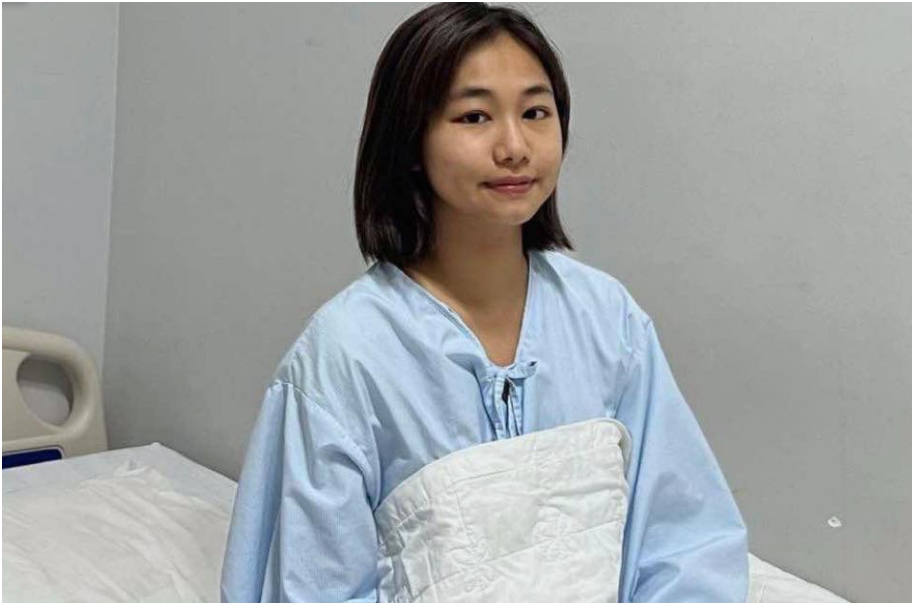 Ba của Ngân Hòa lên tiếng về việc lùm xùm kêu gọi từ thiện của con gái để ch:ữa b:ệnh: “Gia đình nghèo, một mình nó trang trải cho cả gia đình, tội nó không có tiền ch:ữa b:ệnh, bị nói như vậy tôi thấy buồn cho nó lắm”