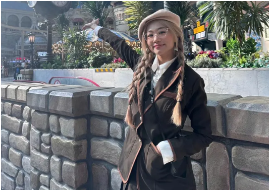 Nhiều người thắc mắc: ”Trên dải đất hình chữ S, còn bao nhiêu những phận đời vô danh khốn khó cần cứu trợ. Vì sao nghệ sĩ cứ động tí là kêu gọi ủng hộ? Người nổi tiếng cần được ưu tiên chăng?”
