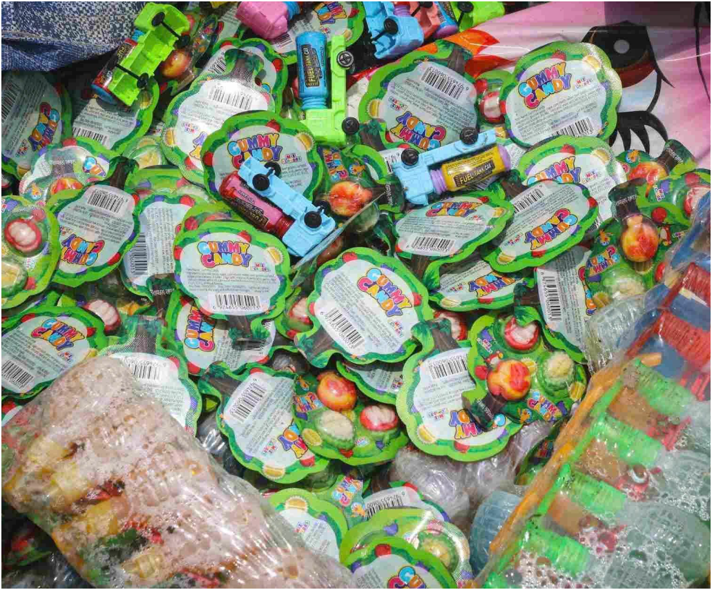 Hàng tấn bánh kẹo, thực phẩm có bao bì in chữ Trung Quốc bị đổ thẳng ra bãi rác tại xã La Phù, huyện Hoài Đức