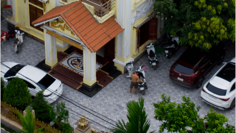 Hàng xóm nói về Gia Đình Hải Sen: “Hải bán hàng trên tóp tóp là dân làng ở đây không bao giờ mua, nhìn mặt đã không tin nổi rồi mà nhiều người vẫn vào mua ào ào, lạ thật chứ”