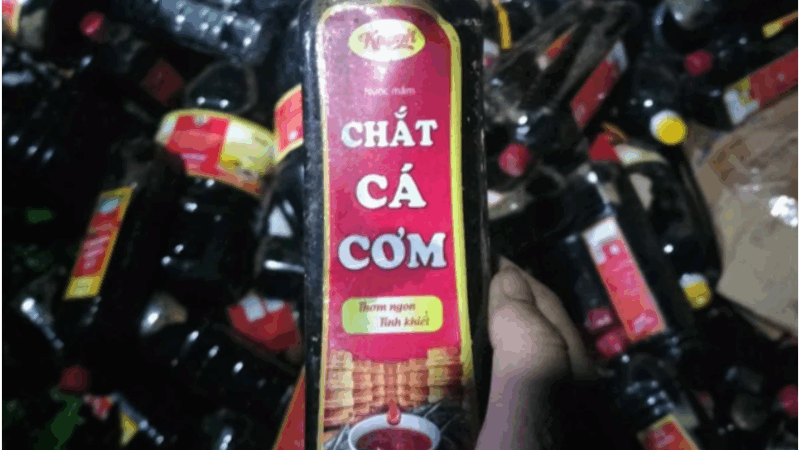 Cả ngàn chai nước mắm bị vứt bỏ trong bụi rậm ở Quảng Nam