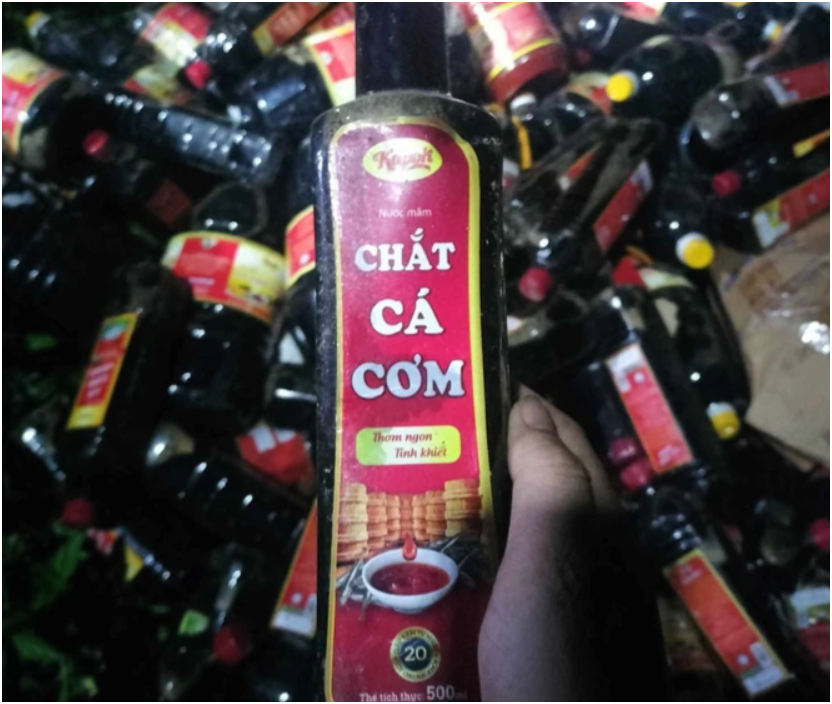 Cả ngàn chai nước mắm bị vứt bỏ trong bụi rậm ở Quảng Nam