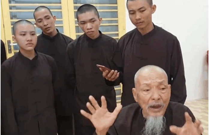Hàng xóm Tịnh Thất Bồng Lai tiết lộ một chi tiết cực kỳ lạ: “Họ sống rất tốt bụng, hiền lành, giúp đỡ nhiều người lắm”