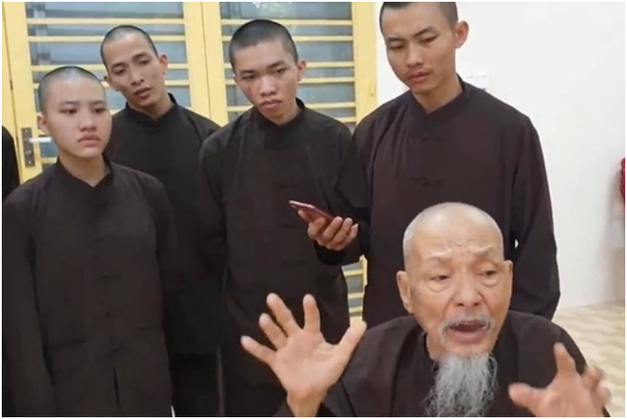 Hàng xóm Tịnh Thất Bồng Lai tiết lộ một chi tiết cực kỳ lạ: “Họ sống rất tốt bụng, hiền lành, giúp đỡ nhiều người lắm”