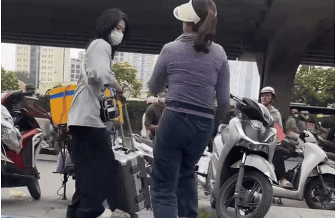 Rõ lý do bà bán trà đá đuổi cô gái đang đứng ở vỉa hè: ‘Chỗ t buôn bán, m tới á:m hay gì mà đứng lù lù trước thế kia’