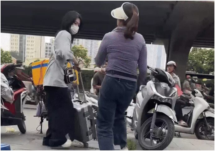 Rõ lý do bà bán trà đá đuổi cô gái đang đứng ở vỉa hè: ‘Chỗ t buôn bán, m tới á:m hay gì mà đứng lù lù trước thế kia’