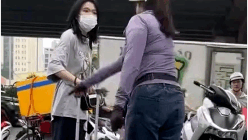 Người phụ nữ b:án trà đá vỉa hè: “Nó đứng chắn ngay trước chỗ tôi làm ăn, đứng lù lù ngay đó, ai mà không b:ực cơ chứ”