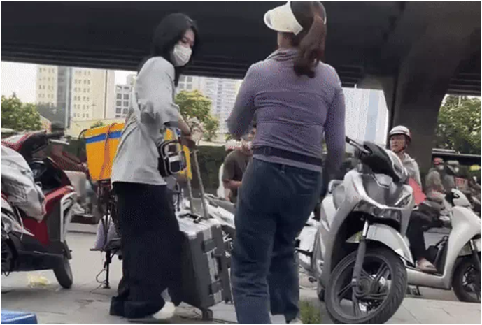 Người phụ nữ b:án trà đá: “Thật sự hối hận về hành động của mình, tôi chỉ nhắc nhở cô gái đó chứ không hề muốn chưởi hay đuổi gì”