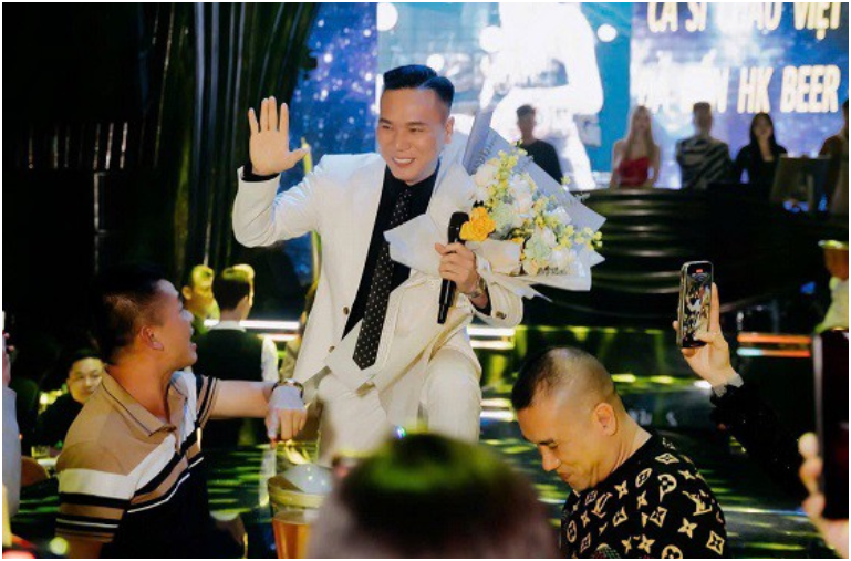 Châu Việt Cường sau khi ra tù: Chạy show kín lịch, mua xe tiền tỷ, sống cuộc sống sang chảnh