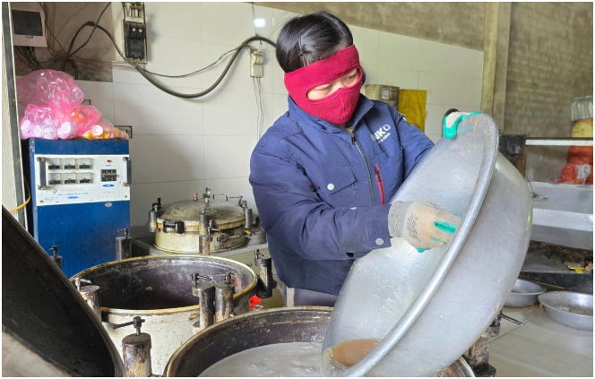 Thật luôn: Người dân đổ xô đi ép dầu lạc vì lo ngại dầu ăn “bẩn”